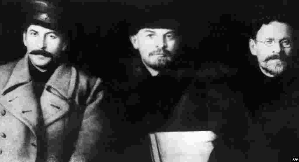 Martie 1919. Iosif Stalin (stânga), Vladimir Lenin şi Mihail Kalinin, la congresul al optulea al Partidului Comunist din Moscova.
