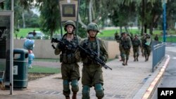 Soldații israelieni patrulează la 8 octombrie în orașul sudic Sderot. El fusese atacat de milițiile islamiste Hamas pe 7 octombrie, când au lansat o incursiune de proporții din Fâșia Gaza în interiorul Israelului.