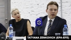 Maria Kalesnikava și Maxim Znak la o conferință de presă din august 2020