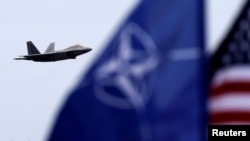 Flamuri i SHBA-së dhe ai i NATO-s, ilustrim.