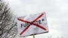 Jedan od protesta u Prištini protiv predstavljanja Kosova sa fusnotom, februar 2012.