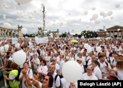 Tüntetők az ápolók tüntetésén, Budapesten, 2021. július 31-én.