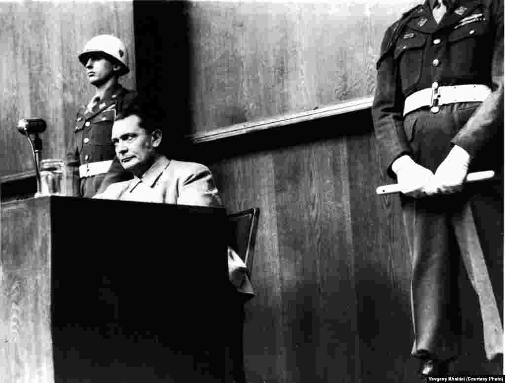 Fondatorul Gestapo-ului și fostul comandant al Luftwaffe Hermann Goering în proces la Nuremburg în 1946.&nbsp;