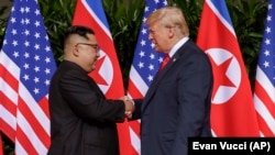 Сингапур, 12 июня 2018 года. Историческое рукопожатие президента США Дональда Трампа и северокорейского лидера Ким Чен Ына