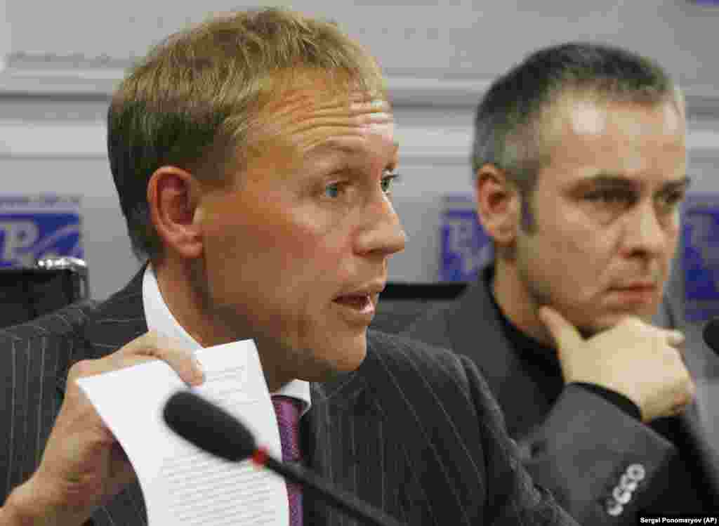 Andrej Lugovoj (balra) és Dmitrij Kovtun (jobbra) FSZB-ügynökök egy moszkvai sajtótájékoztatón 2007. november 1-jén. Egy brit vizsgálat 2016-ban arra jutott, hogy Vlagyimir Putyin orosz elnök hagyhatta jóvá a Litvinyenko megölését célzó titkosszolgálati akciót. A vizsgálat a jelenleg orosz képviselőként dolgozó&nbsp;Lugovojt és Kovtunt azonosította elsődleges gyanúsítottként.&nbsp; &nbsp;