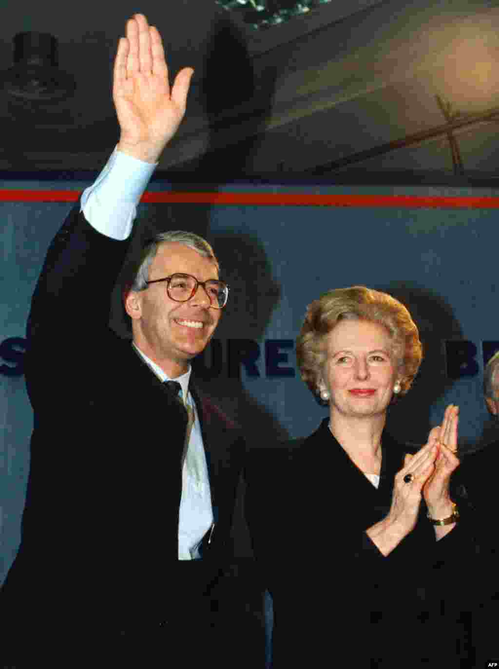 Margaret Thatcher aplaud&icirc;nd la instalarea succesorului ei, John Major, la Londra &icirc;n 1992.
