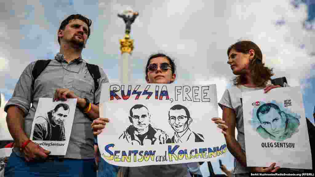 Protestatarii țin pancarte și cer eliberarea regizorului ucrainean Oleh Sențov și a colegului său, Olesandr Kolcenko, în Piața Independenței din Kiev, pe 13 iulie. Kolchenko și Sentsov au fost arestați în Crimeea în 2014, după ce Rusia a anexat regiunea ucraineană. Un an mai târziu, un tribunal rus i-a condamnat pentru extremism. Protestatarii consideră acuzațiile motivate politic. (Serhi Nuzhnenko, RFE/RL)