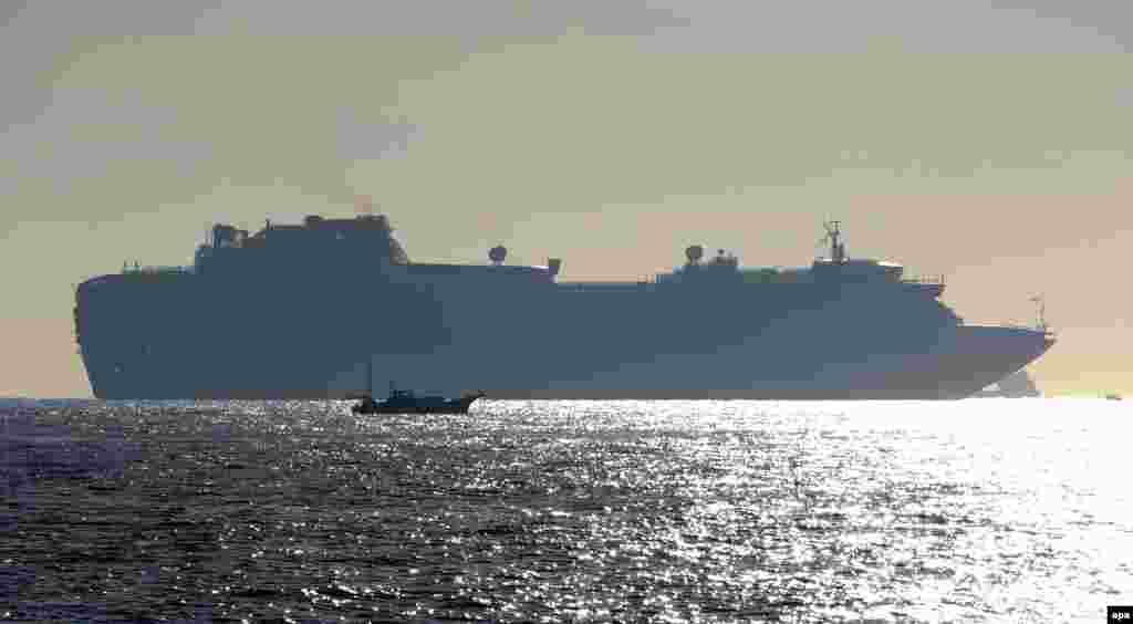 После обнаружения вируса корабль отошел в море, на борту объявили о предварительном двухнедельном карантине для всех пассажиров и членов экипажа