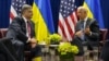 Президент України Петро Порошенко (ліворуч) під час зустрічі з віце-президентом США Джозефом Байденом у Нью-Йорку. Вересень 2015 року