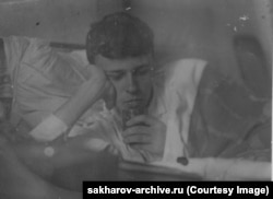 Această fotografie a fost făcută între anii 1938-1940. Saharov tocmai fusese admis la universitate și, fiind o persoană care și-a petrecut primii ani de școală la domiciliu, a avut la început „mari dificultăți în adaptare”, după cum el însuși a mărturisit mai târziu. Se deosebea de ceilalți studenți, distingându-se până și fizic. „Andrei (...) era înalt, subțire, purtând mereu aceiași pantaloni negri, mult prea înguști și scurți, și o jachetă neagră, strâmtă și scurtă la mâneci. Toată lumea se agita, își face griji, numai Andrei sta singur, ținând sub braț un teanc de caiete și cărți, tăcut, de parcă ar ezita să-și exprime părerea. Și m-am gândit: îmi pare rău pentru tip, atât de timid și neîndemânatic. Ce se va fi cu el mai departe, poor boy?”, scria colegul său de facultate.