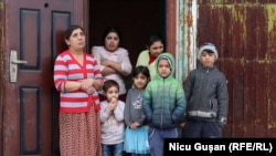 Imagine surprinsă într-o comunitate de romi din Edineț