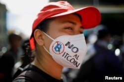 El Salvadorban nem mindenki örült a bitcoin hivatalos valutastátuszának. A kép egy 2021. szeptember 7-i tüntetésen készült