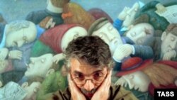 Владимир Любаров у своей картины «Зал ожидания»