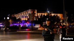 Полицейские стоят на страже возле турецкой военной штаб-квартиры в Анкаре, 15 июля 2016 года. Фото REUTERS. 