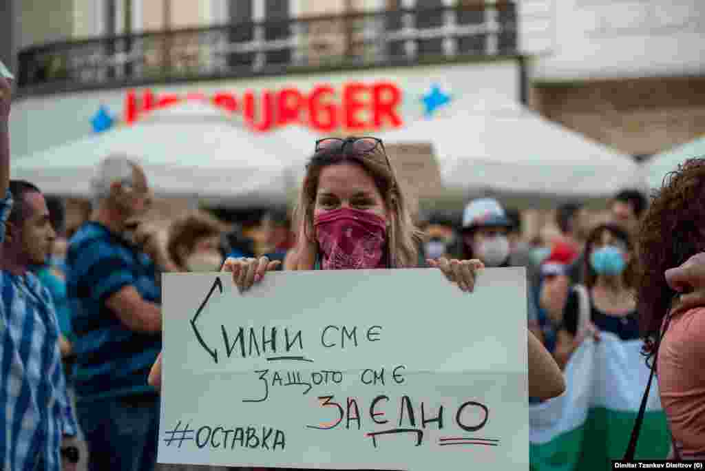&quot;Силни сме, защото сме заедно.&quot; Плакат от протеста в Пловдив.