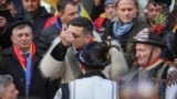 George Simion sărută o icoană la Alba Iulia, pe 1 decembrie 2023.