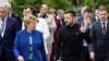 Presidenti i Ukrainës, Volodymyr Zelensky flet me presidenten e Zvicrës, Viola Amherd, në samitin për paqe për Ukrainën në Lucern, Zvicër, 15 qershor 2024.
