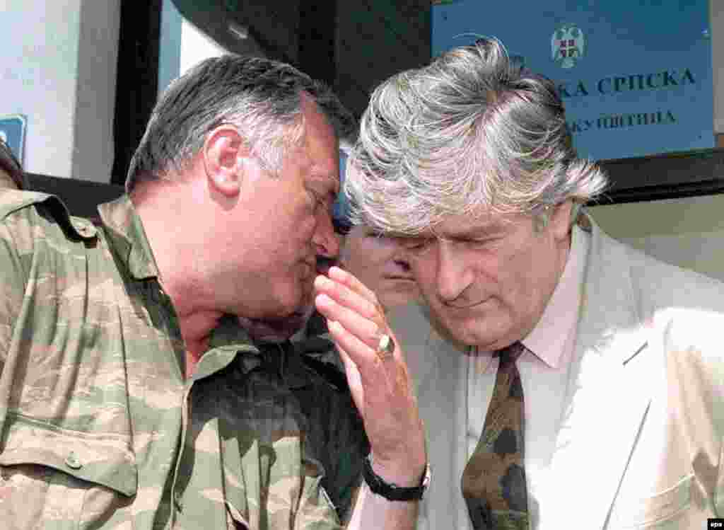 Comandantul sîrbilor bosniaci Radko Mladici discută cu liderul sîrbilor bosniaci Radovan Karadjici la Pale, Bosnia-Herțegovina în 5 august 1993. Ambii se află acum în arest și sînt judecați pentru crime de război la Tribunalul penal internațional de la Haga. 