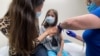 В мае 2021 года в США одобрили применение вакцины Pfizer для подростков от 12 до 15 лет