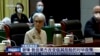 Wendy Sherman (elöl), az Egyesült Államok külügyminiszter-helyettese és csapata tárgyalás közben Tiencsinben, Kínában, 2021. július 26-án