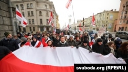 „A decide soarta poporului belarus pe la spatele lui este o crimă”. Reportaj foto de la protestul pașnic de la Minsk