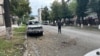 O mașină avariată pe o stradă din Stepanakert, Nagorno-Karabah, după ofensiva Azerbaidjanului în regiune