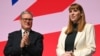 Prim-ministrul britanic Keir Starmer (stânga) o aplaudă pe viceprim-ministrul și secretarul de stat pentru Locuințe, Comunități și Administrație Locală Angela Rayner (dreapta) pe scenă, în prima zi completă a conferinței anuale a Partidului Laburist(arhivă).