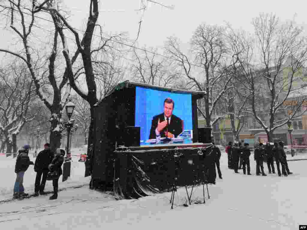 Луѓето во Лвов, Украина, му посветуваат малку внимание на живиот ТВ пренос на 25 февруари,&nbsp; по повод првата годишнина од стапувањето на функцијата на претседателот Виктор Јанукович. 