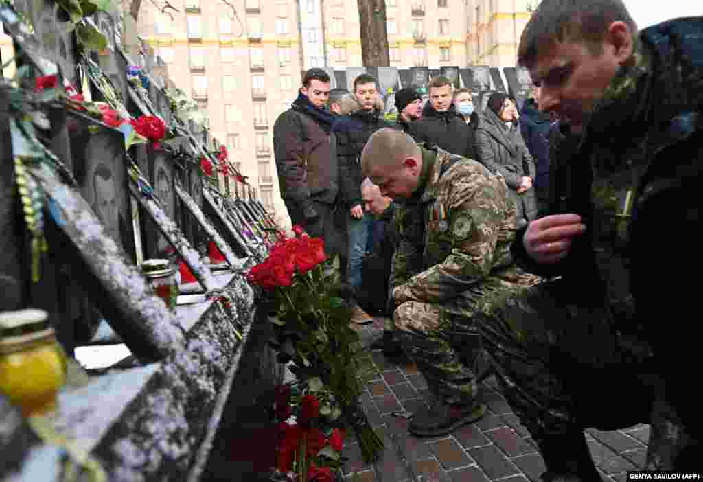 Oameni cu flori și lumânări pe 18 februarie. Ucraina a pus sub acuzare peste 200 de persoane în legătură cu morții de la Euromaidan, dar justiția nu se grăbește.