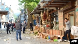 Возле магазина, который был повержден в результате взрыва 
