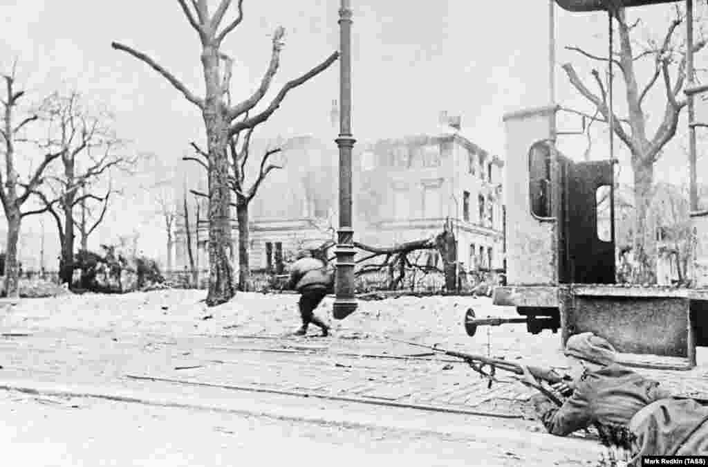 Soldați sovietici avansând în vestul Poloniei, în ianuarie 1945.&nbsp; &nbsp;