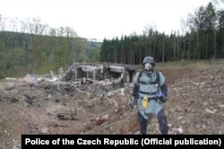 Un pirotehnician inspectează un depozit de muniție avariat în apropiere de Vrbetice, Republica Cehă, la 20 octombrie 2014.