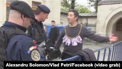 Alexandru Solomon protestînd împotriva vizitei Patriarhului Rusiei la București