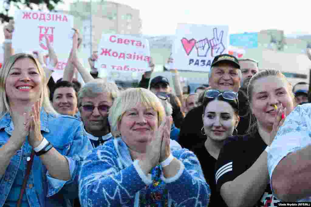 În timp ce susținătorii lui Țihanouskaia au fost lăsați să se adune, sute de activiști și bloggeri au fost arestați în ultimele luni.