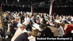 Önkéntes szavazatszámlálók 2021 októberében, az előválasztás második fordulójában