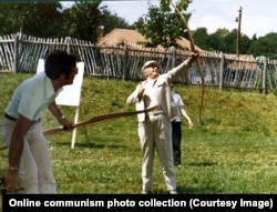Чаушеску стреляет из лука во время отдыха в Молдове (регион Румынии) в 1976 году.