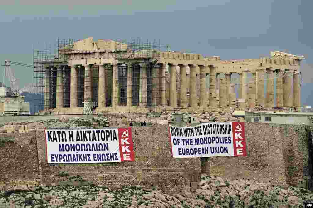 Natpisi koje je Komunistička partija postavila ispred Akropolja i Partenona na kojima piše "Dole diktatura i monopol EU" 11. februara