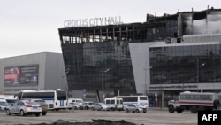 Полициски автомобили се паркирани пред градското собрание Крокус во северното предградие на 29 март 2024 година. 