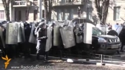 Полицијата принудена да се повлече од улиците на Киев