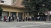 Redovi ispred COVID-19 ambulante u beogradskom naselju Voždovac, 5. januar 2022.