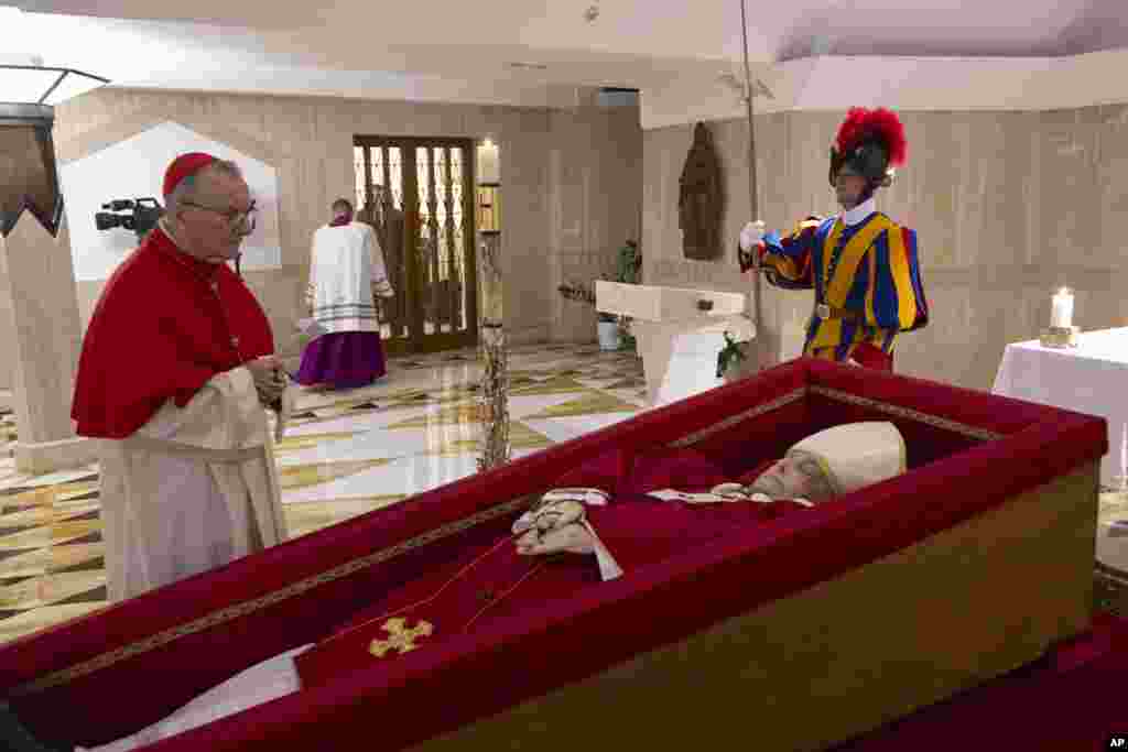 Sekretari i Shtetit të Vatikanit, kardinali Pietro Parolin, majtas, lutet para trupit të Papa Françeskut, i vendosur në arkivol, në Vatikan.