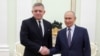 Президентът на Русия Владимир Путин (вдясно) се срещна със словашкия премиер Роберт Фицо в Кремъл в неделя.