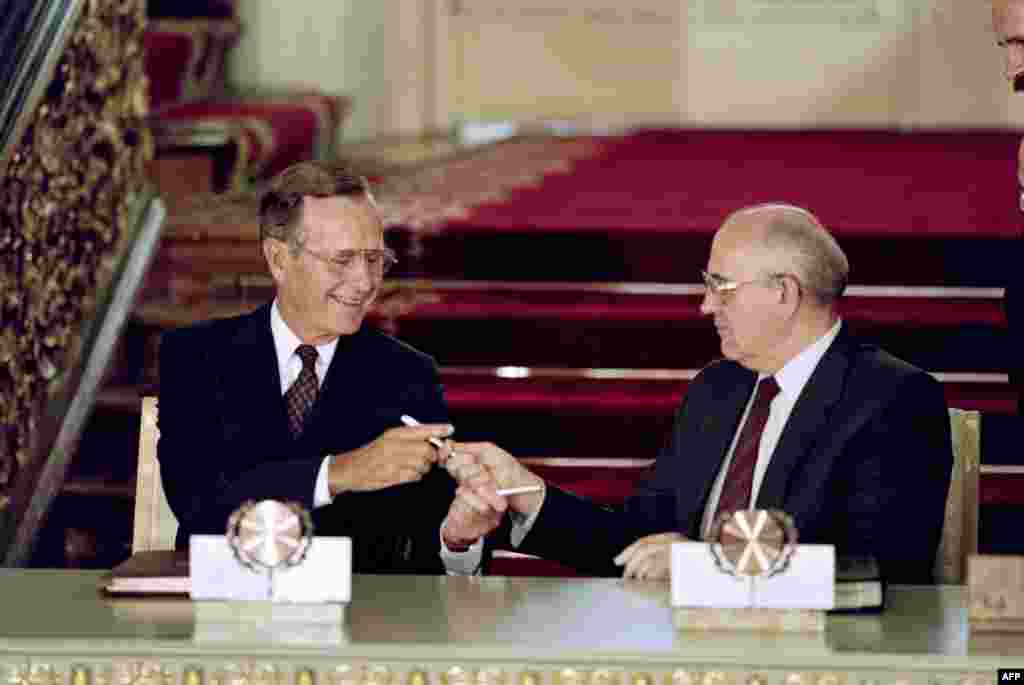 Presidenti amerikan, George H. W. Bush, dhe Gorbachev duke shkëmbyer stilolapsa në Moskë, më 31 korrik 1991, pas nënshkrimit të Traktatit historik për Reduktimin e Armëve Strategjike, i njohur si START, i cili asgjësoi një të tretën e arsenaleve bërthamore të superfuqive.