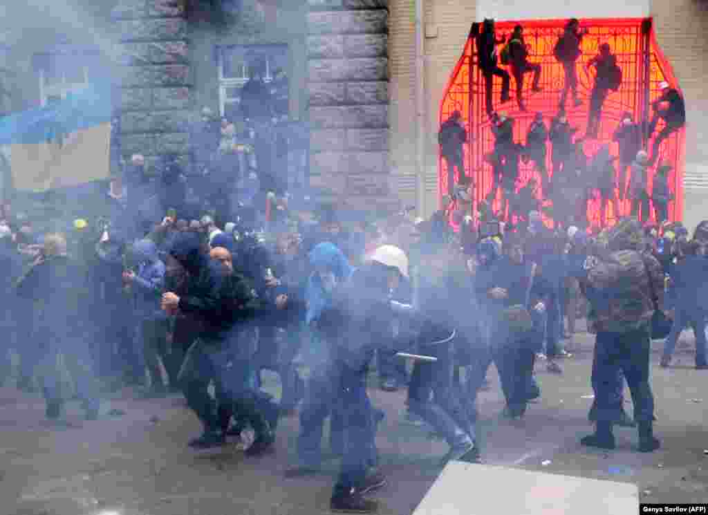 Protestuesit ndeshen me policinë gjatë një proteste masive të opozitës, më 1 dhjetor 2013.