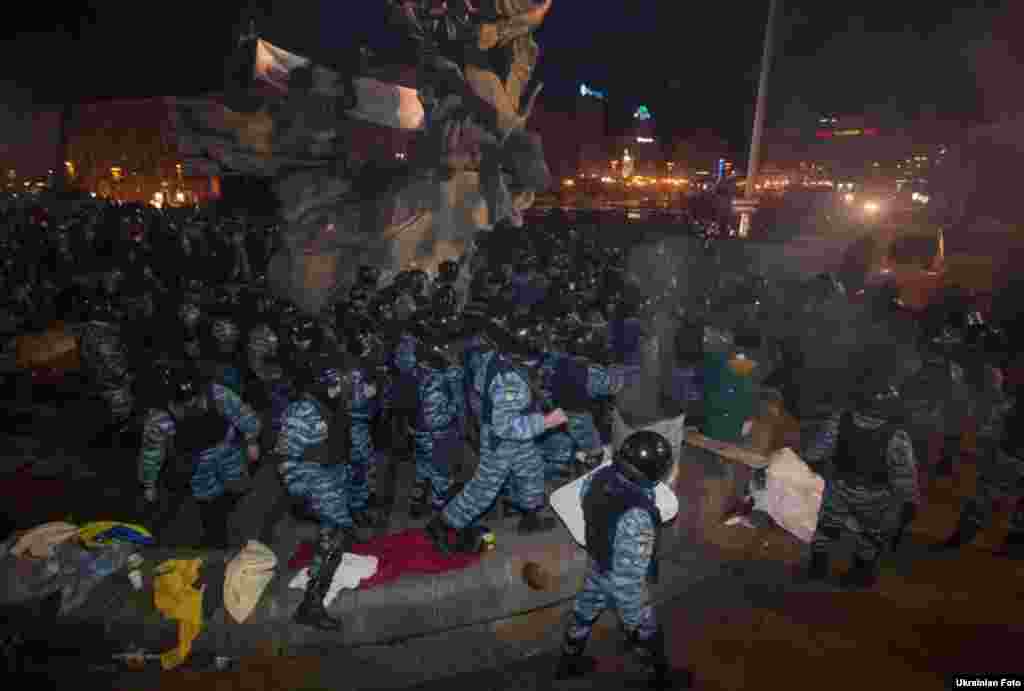 Rreth orës 4 në mëngjes, më 30 nëntor 2013, ushtarë të policisë speciale, me dhunë i shpërndanë aktivistët e Euromaidanit që kaluan natën në Sheshin e Pavarësisë.