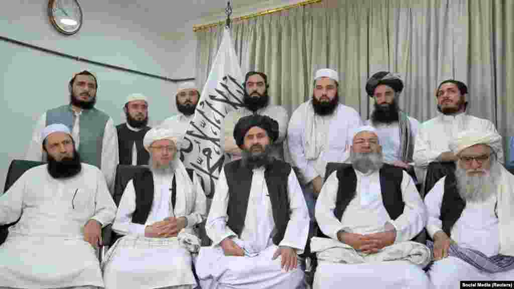 Mullah Baradar Akhund, zyrtar i lartë i talibanëve, duke dhënë një fjalim, në praninë e një grupi burrash, në një lokacion të panjohur. (16 gusht)