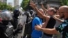 Belgrădenii reacționează la momentul în care poliția sârbă a ridicat blocada stradală pe 30 iunie.