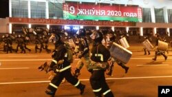 Poliția a ieșit pe străzi pentru a bloca manifestările de nemulțumire după anunțarea rezultatului preliminar al alegerilor, 9 august 2020