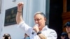 Igor Dodon în fața grupului de susținători care protesta în fața Curții Supreme de Justiție, 9 iulie 2021