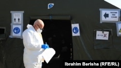 Pamje nga një qendër testimi për koronavirus në Prishtinë.